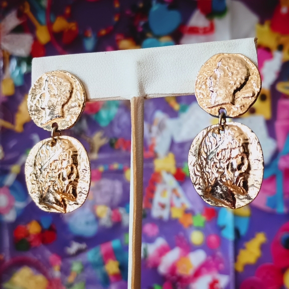 🏛️ Vintage Goldtoned Greco-Roman Head Pierced Dangle Earrings - Picture 11 of 14